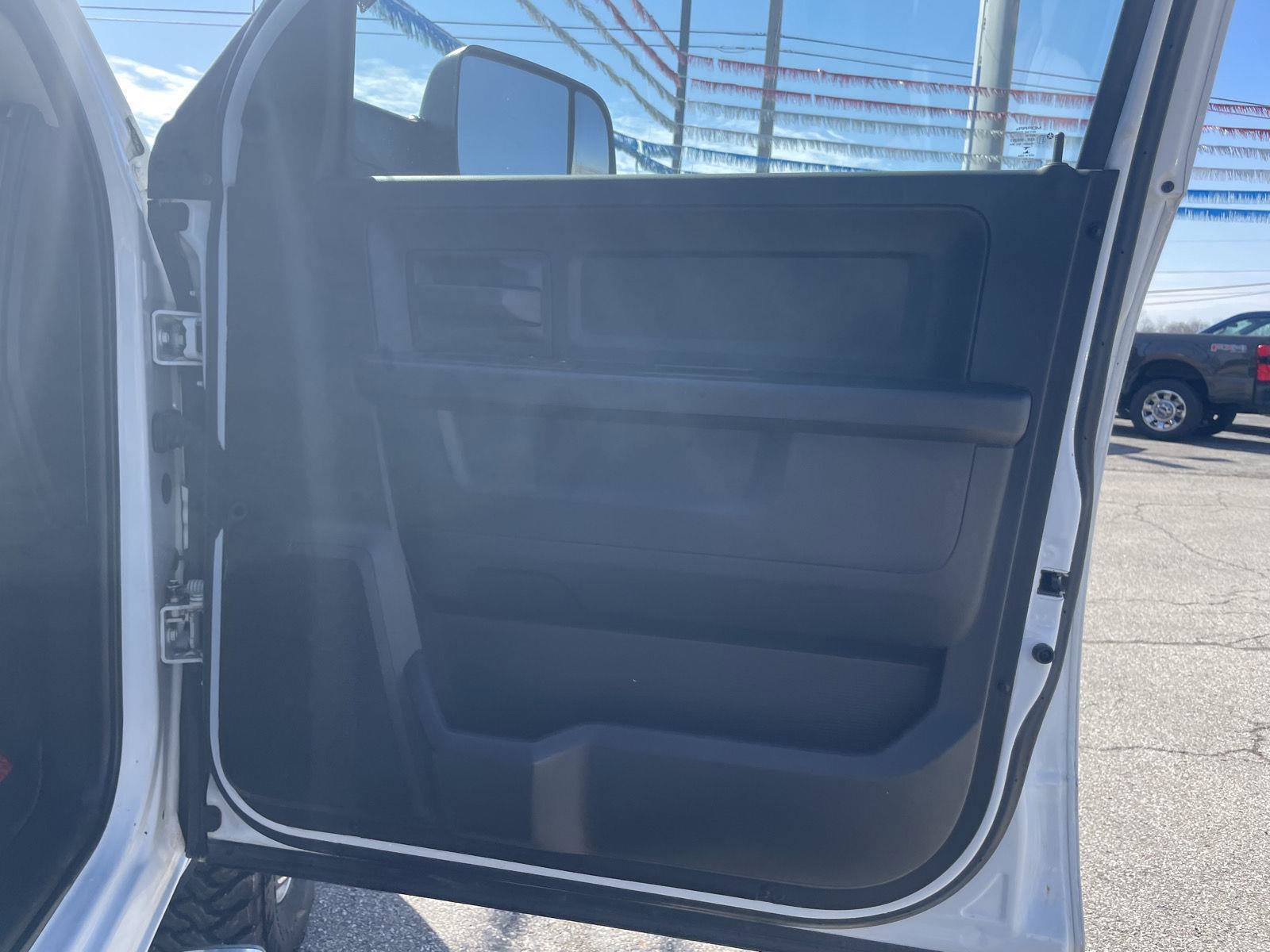 Used 2015 RAM 3500 Tradesman w/ Chrome Appearance Group image 23