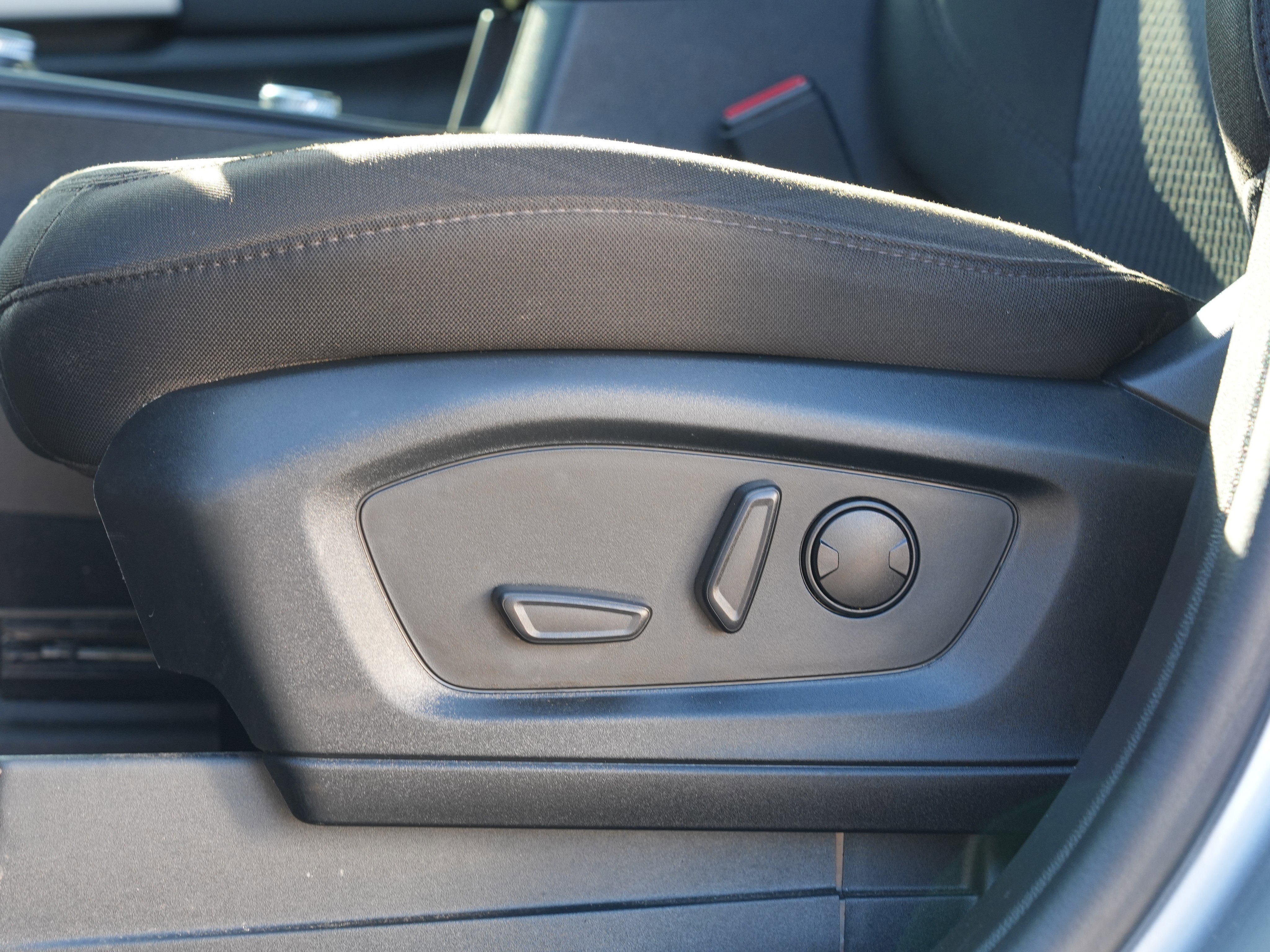 Used 2023 Ford Explorer XLT image 18