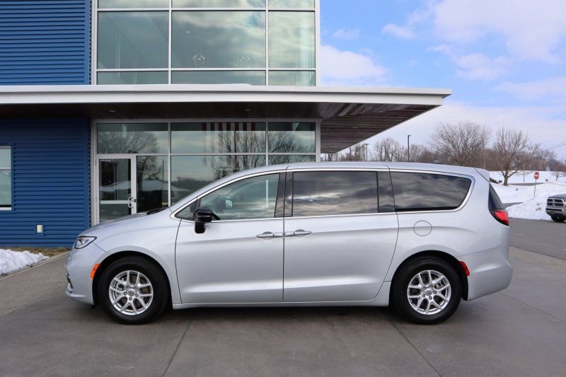 Used 2024 Chrysler Pacifica Touring-L image 6
