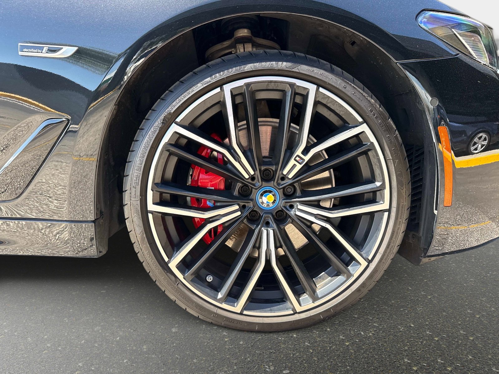 Used 2023 BMW 530e w/ M Sport Package image 20