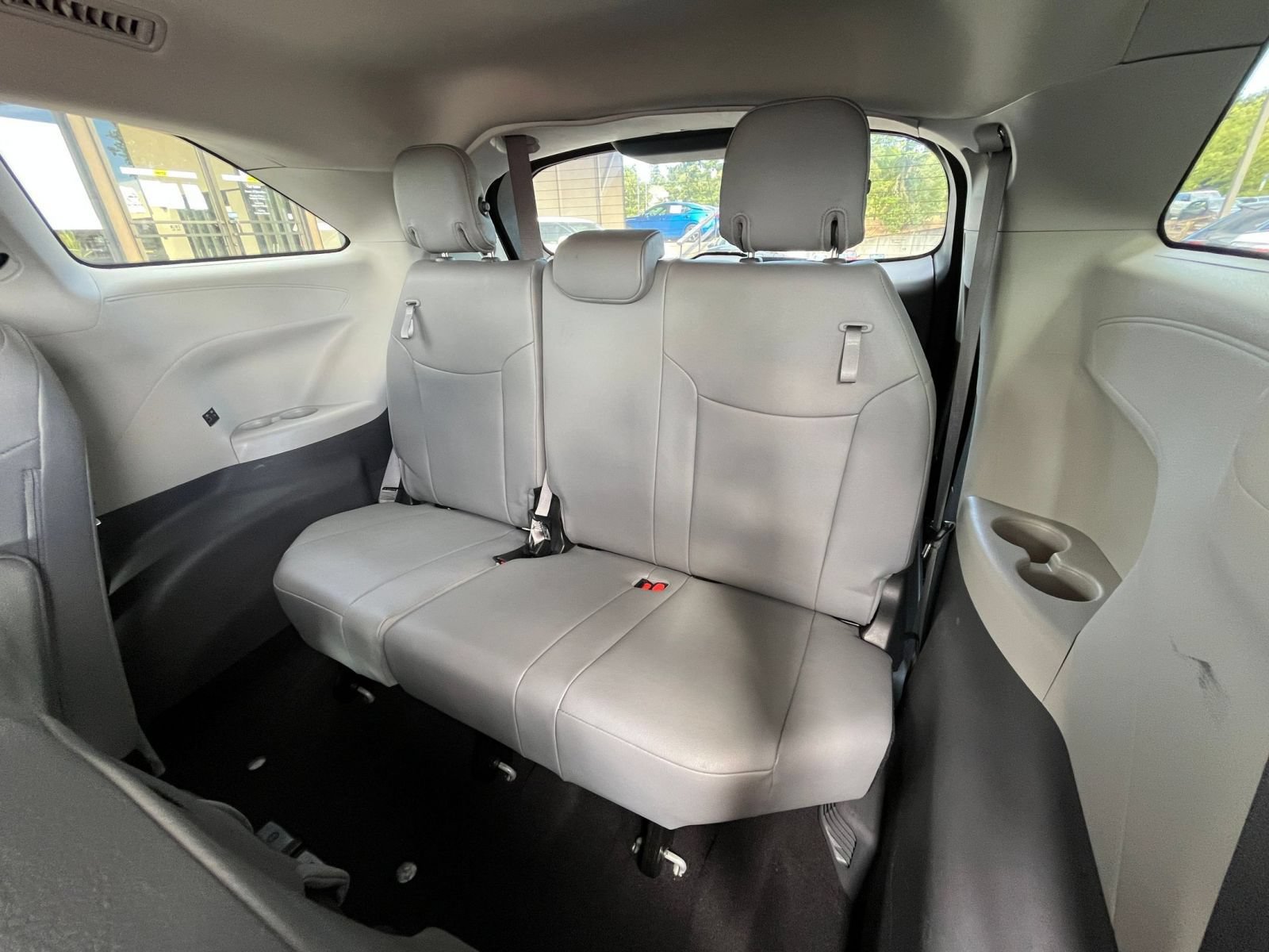Used 2023 Toyota Sienna XLE FWD image 31