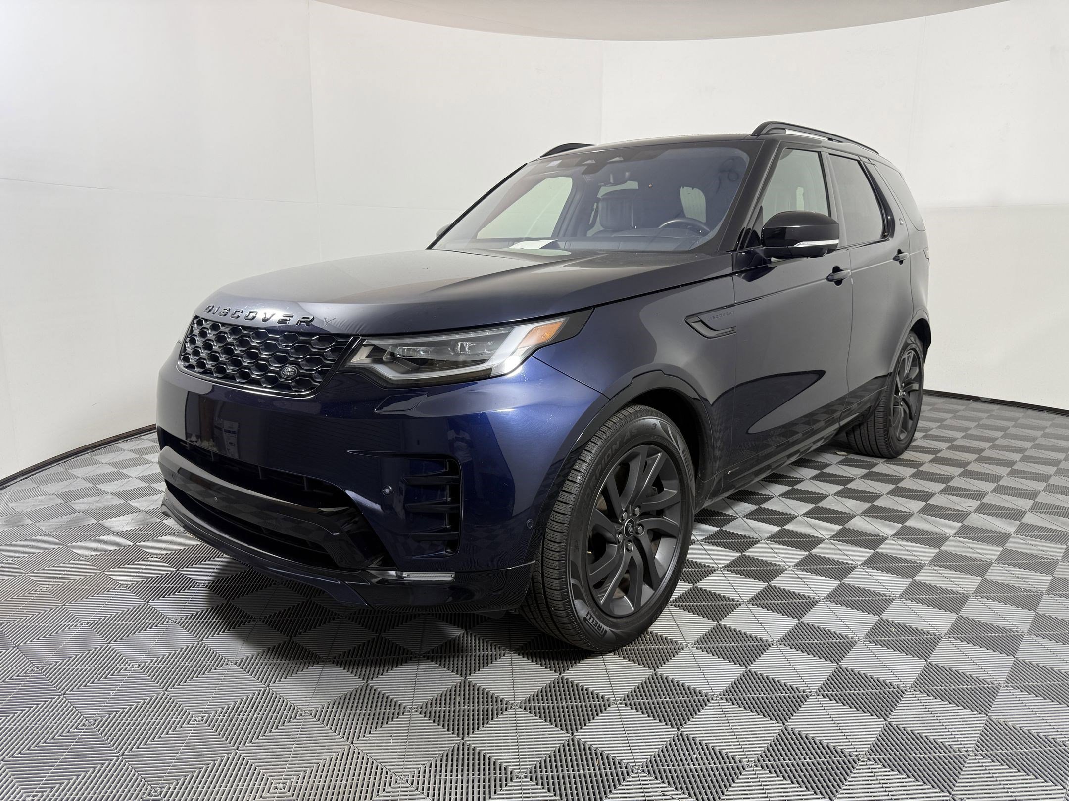 Used 2022 Land Rover Discovery S R-Dynamic image 1