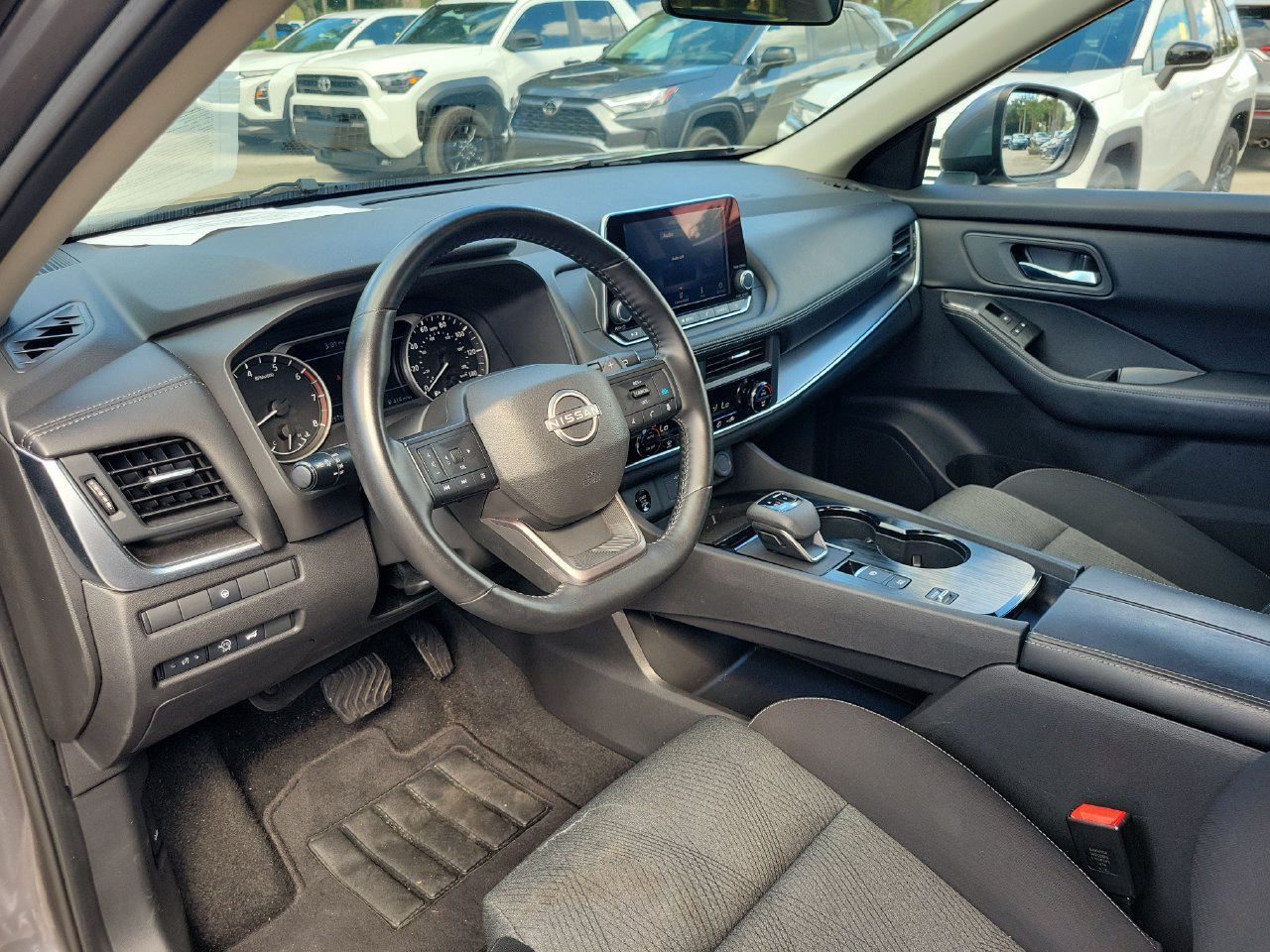 Used 2025 Nissan Rogue SV FWD image 14