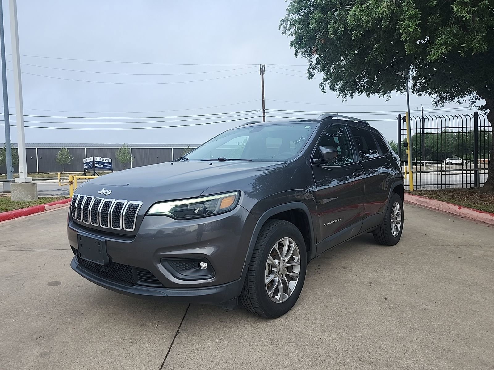 Used 2019 Jeep Cherokee Latitude Plus AWD/4WD image 7