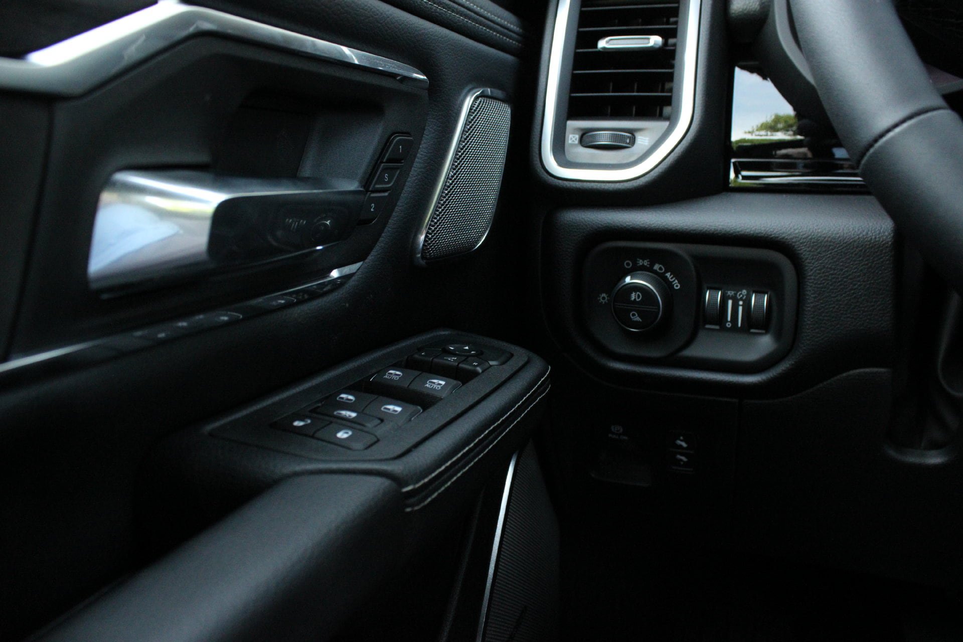 New 2026 RAM 1500 Laramie w/ Night Edition AWD/4WD image 30