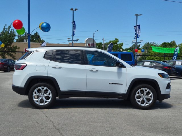 Used 2024 Jeep Compass Latitude AWD/4WD image 3