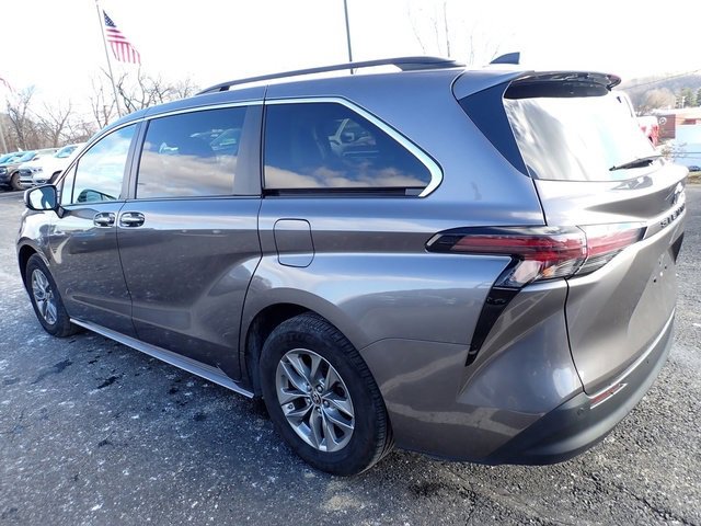 Used 2024 Toyota Sienna XLE image 5