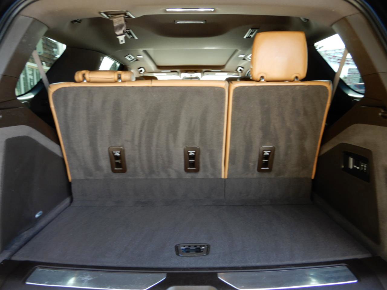 Used 2022 Cadillac Escalade Premium Luxury image 9