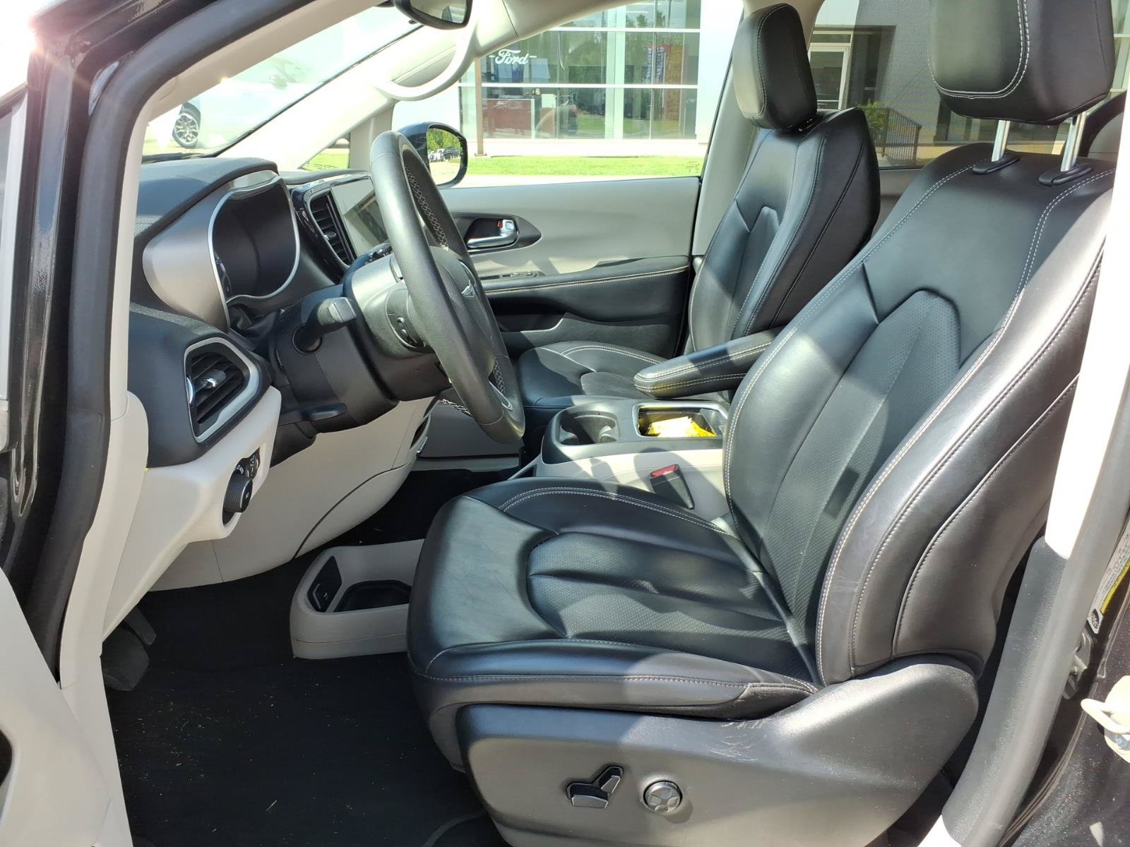 Used 2024 Chrysler Pacifica Touring-L FWD image 10
