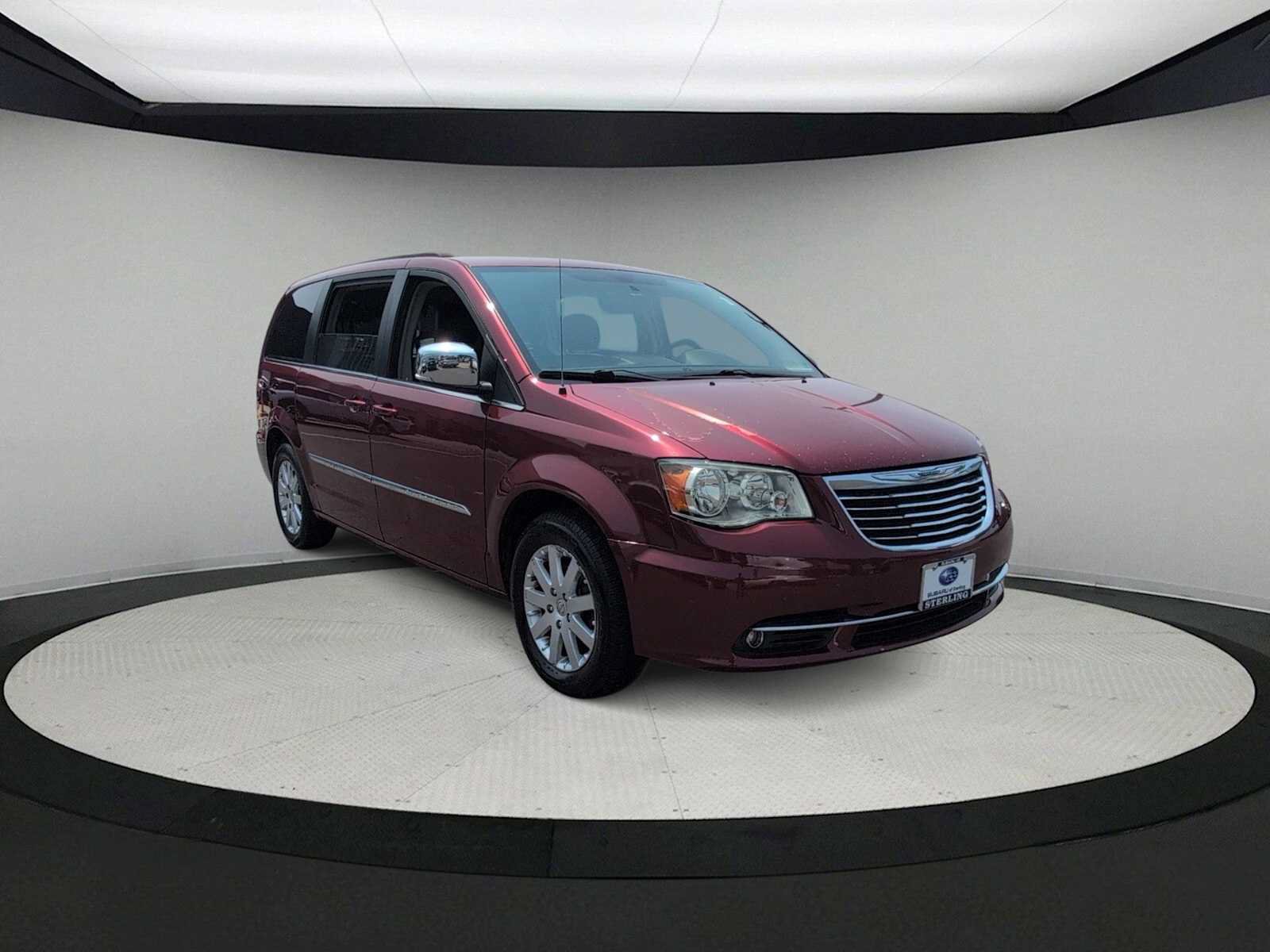 Used 2011 Chrysler Town & Country Touring-L w/ Entertainment Group #2 FWD image 2