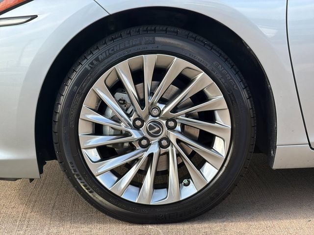 Used 2022 Lexus ES 300h Ultra Luxury w/ Accessory Package 2 FWD image 11