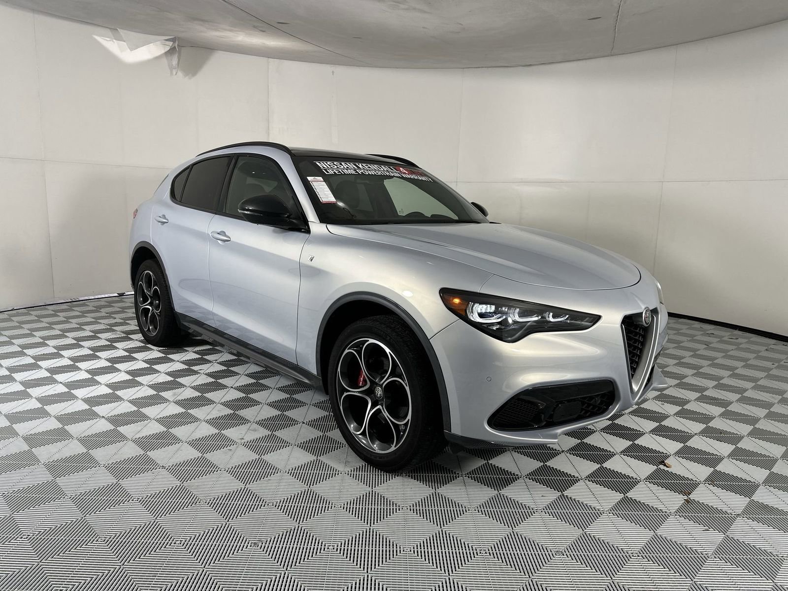 Used 2024 Alfa Romeo Stelvio Ti AWD/4WD image 2