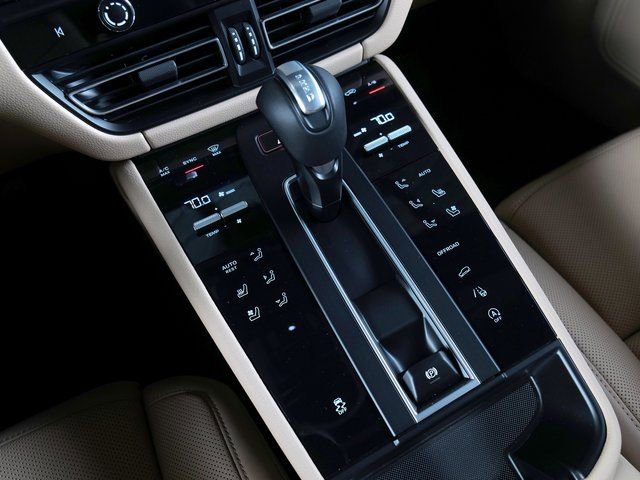 Certified 2026 Porsche Macan AWD/4WD image 16