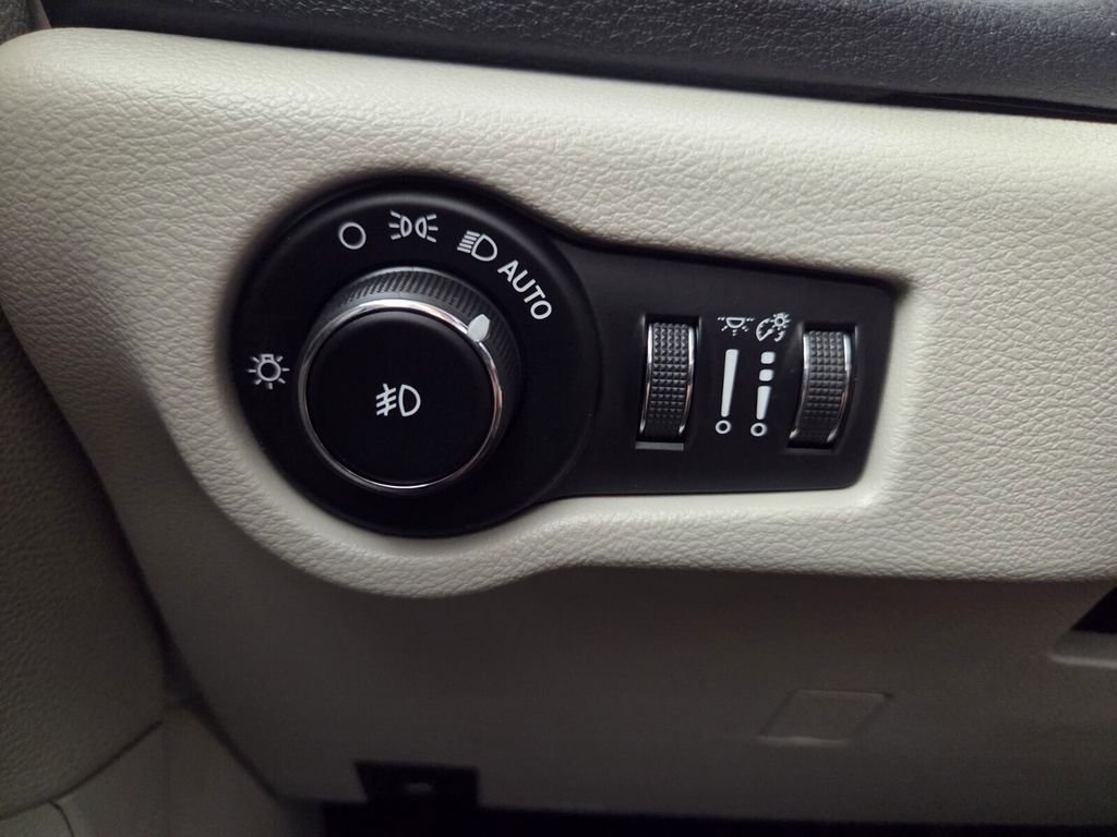 Certified 2018 Chrysler Pacifica Limited w/ Advanced Safetytec Group image 20