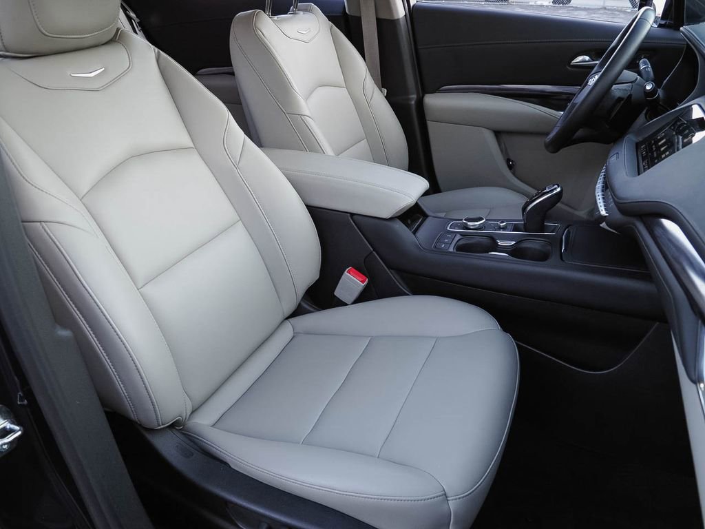 Used 2023 Cadillac XT4 Luxury w/ Cold Weather Package image 17