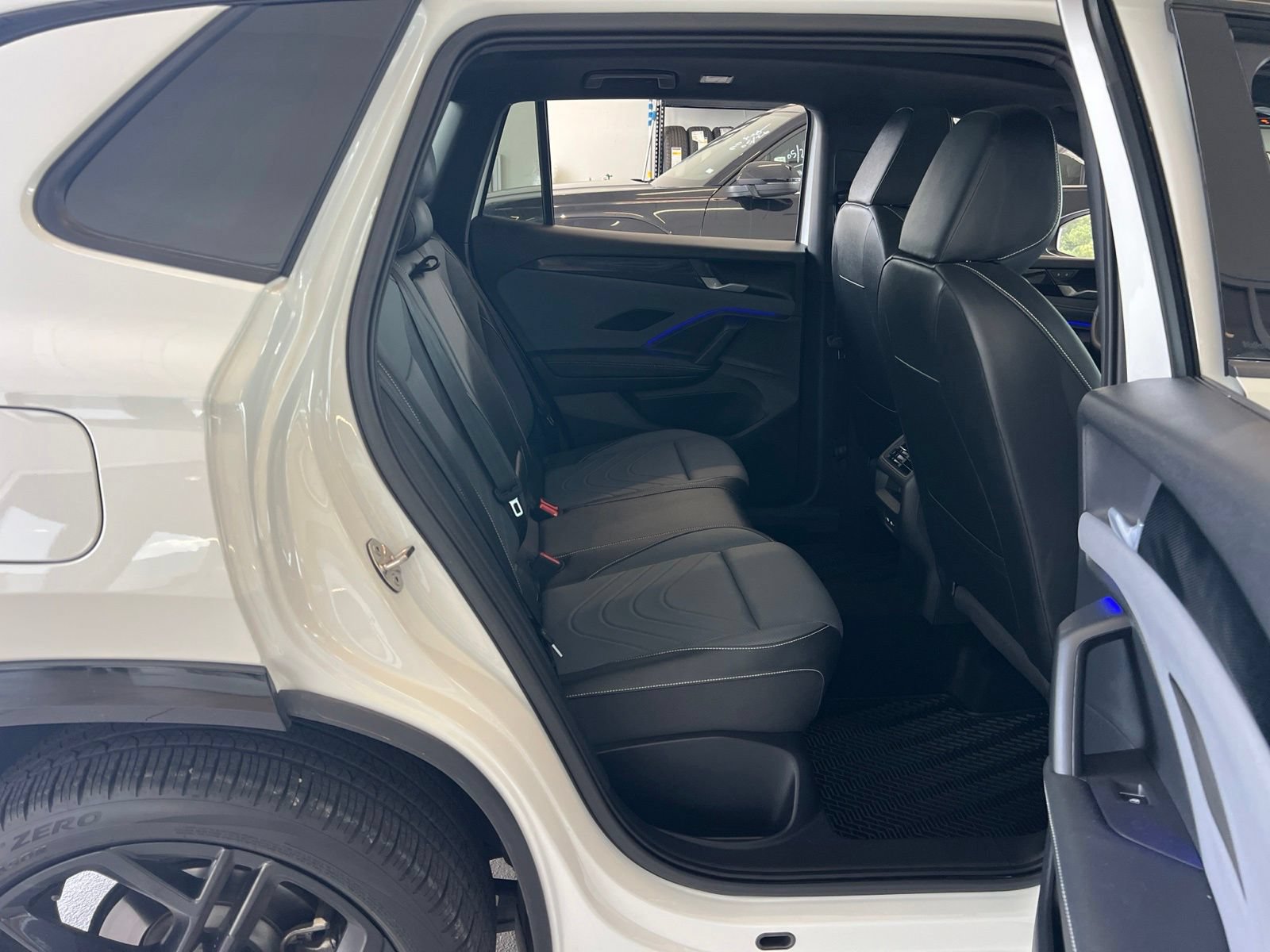 Used 2025 Volkswagen Tiguan SE R-Line FWD image 33