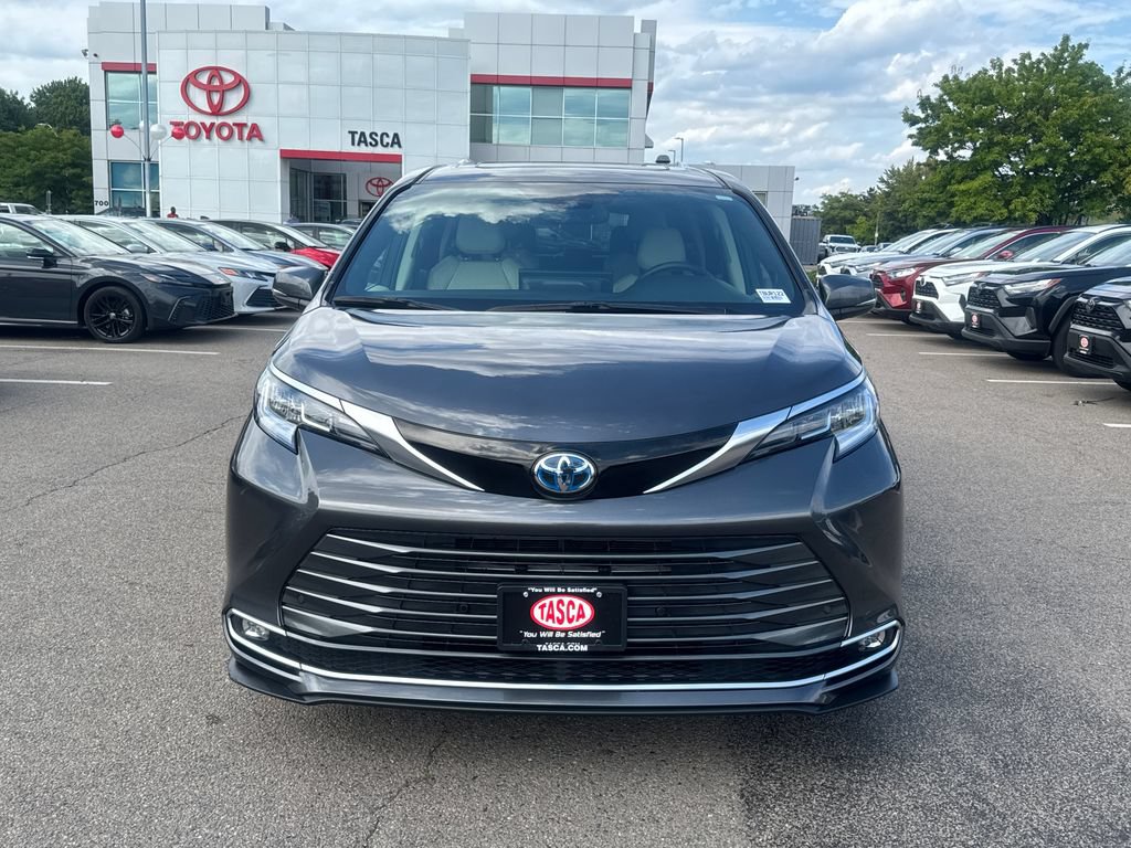 Used 2025 Toyota Sienna Limited AWD/4WD image 2