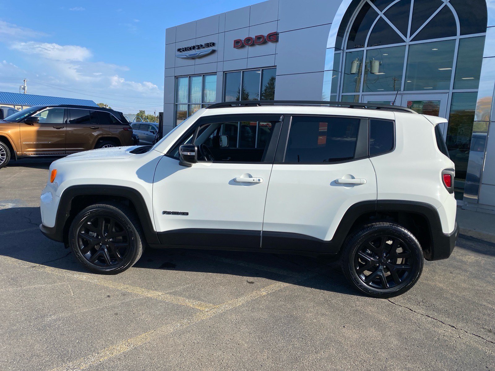 Used 2023 Jeep Renegade Altitude w/ Sun/Sound Group AWD/4WD image 2