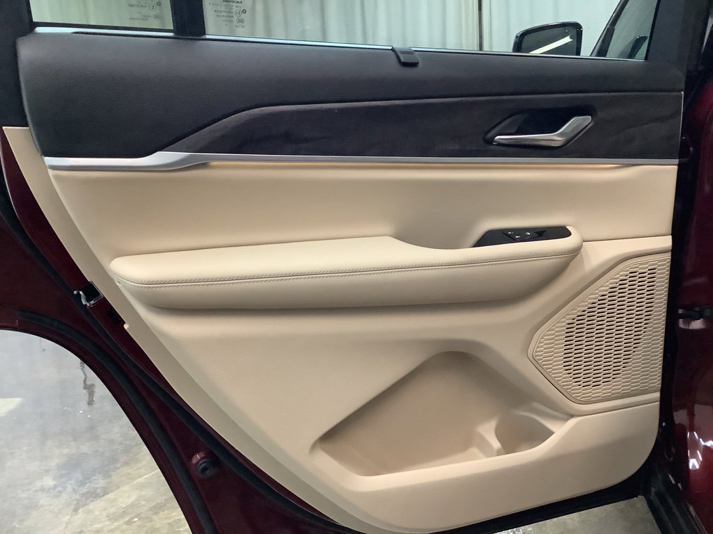 Used 2025 Jeep Grand Cherokee L Limited w/ Luxury Tech Group II image 26