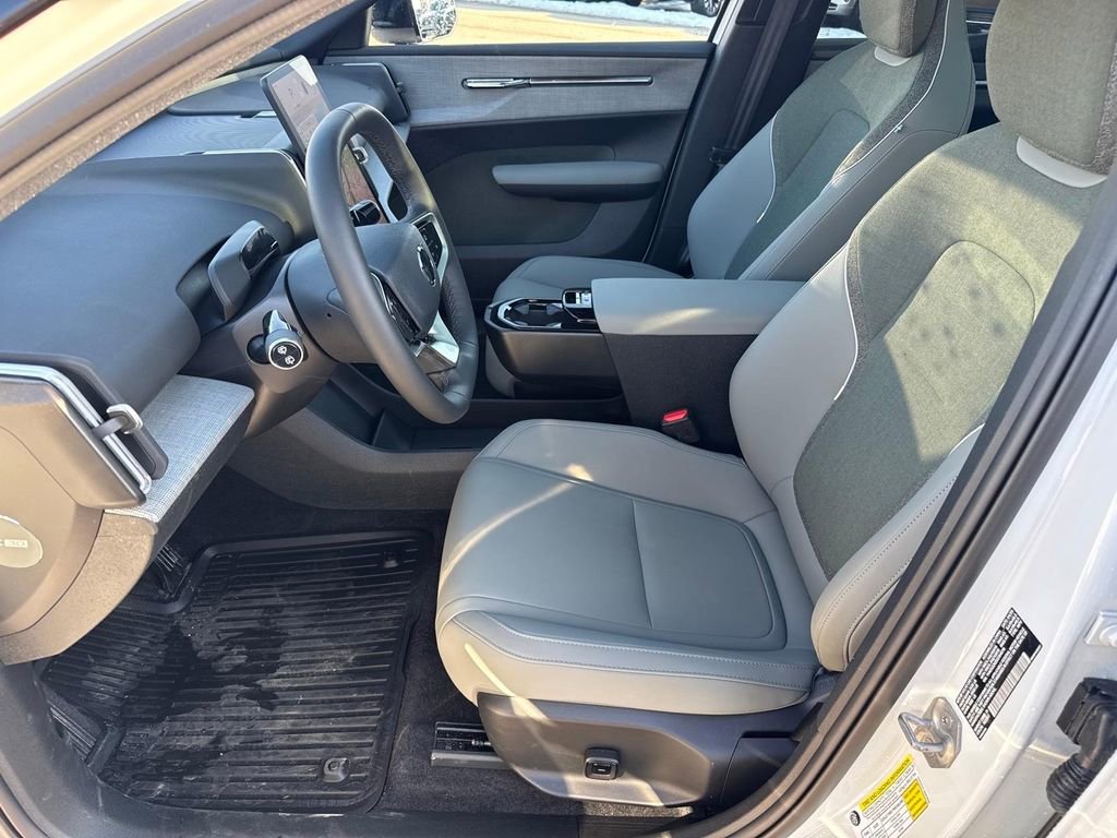 Certified 2025 Volvo EX30 Plus w/ Protection Package Premier image 8