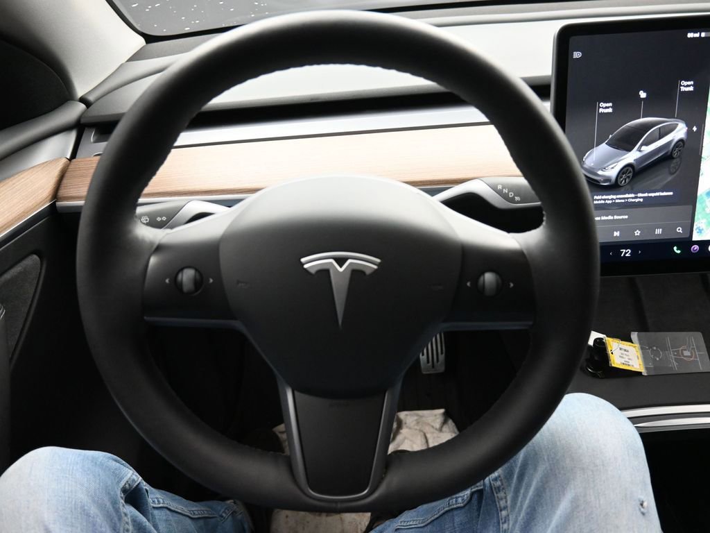 Used 2025 Tesla Model Y Long Range image 12