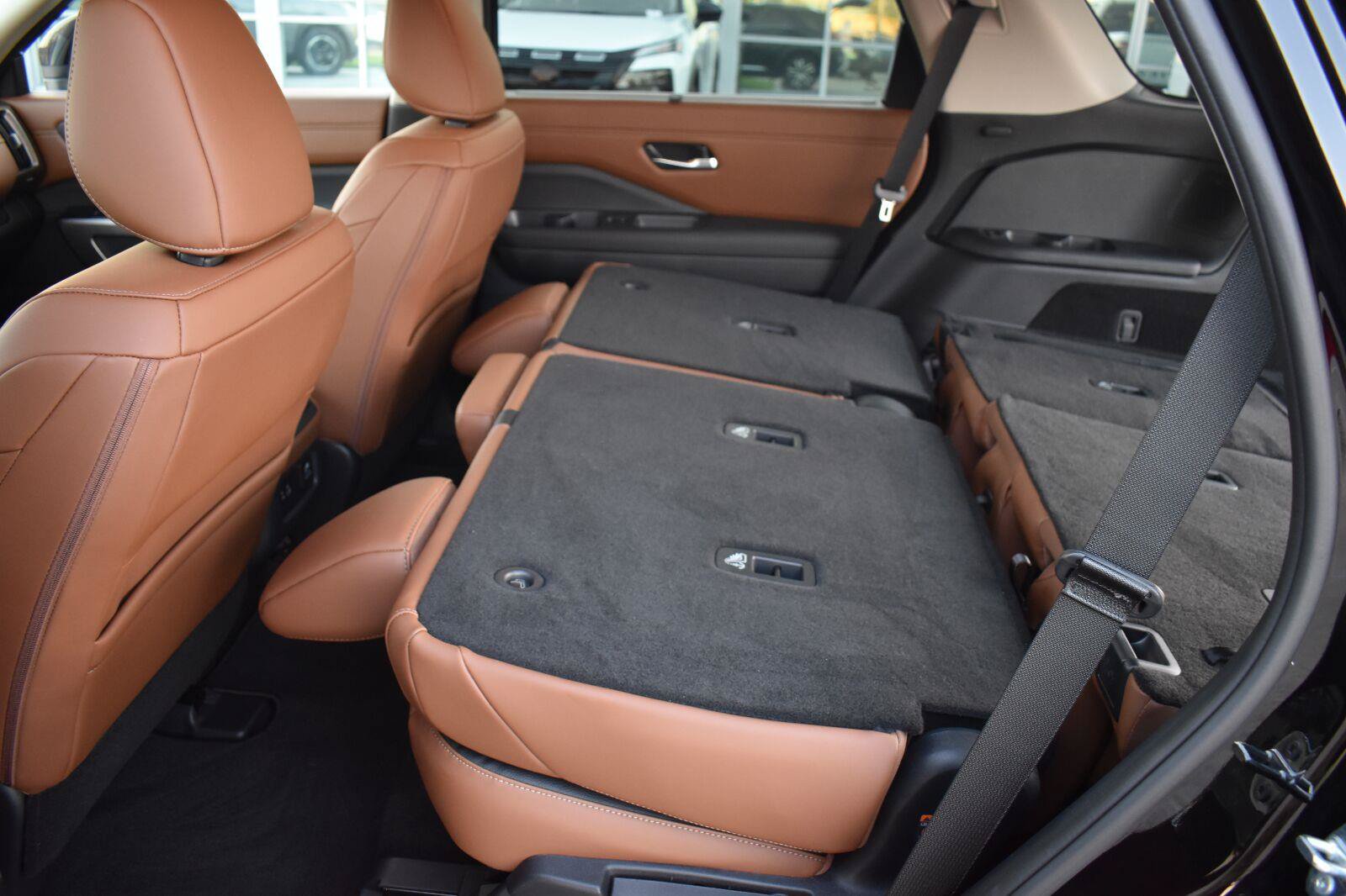 Used 2025 Nissan Pathfinder Platinum w/ Black Appearance Package FWD image 59