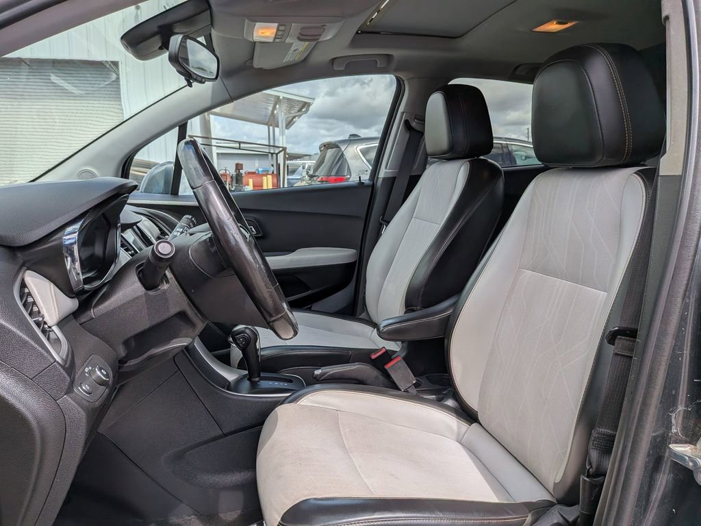 Used 2019 Chevrolet Trax LT w/ Sun & Sound Package FWD image 13