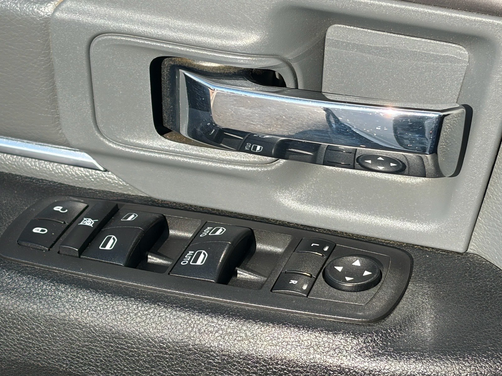 Used 2022 RAM 1500 Classic SLT w/ Electronics Group AWD/4WD image 15