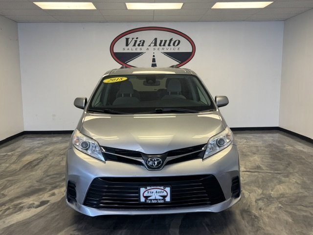 Used 2018 Toyota Sienna LE w/ Carpet Mat Package FWD image 2