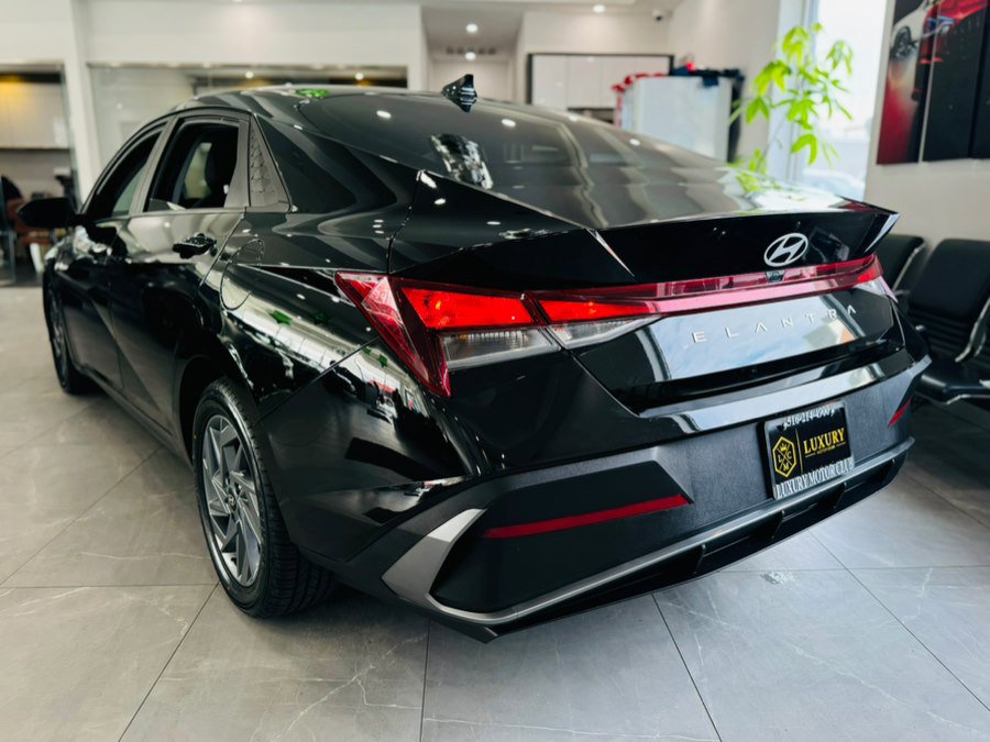 Used 2024 Hyundai Elantra SEL FWD image 5