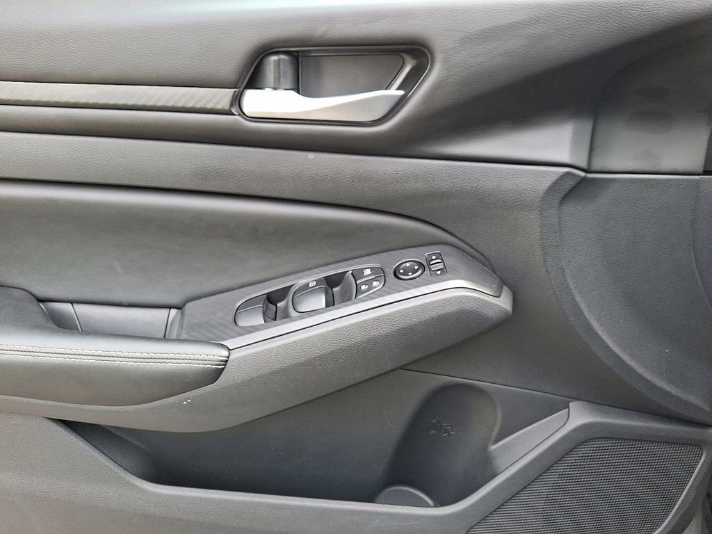 Used 2025 Nissan Altima 2.5 SV image 13