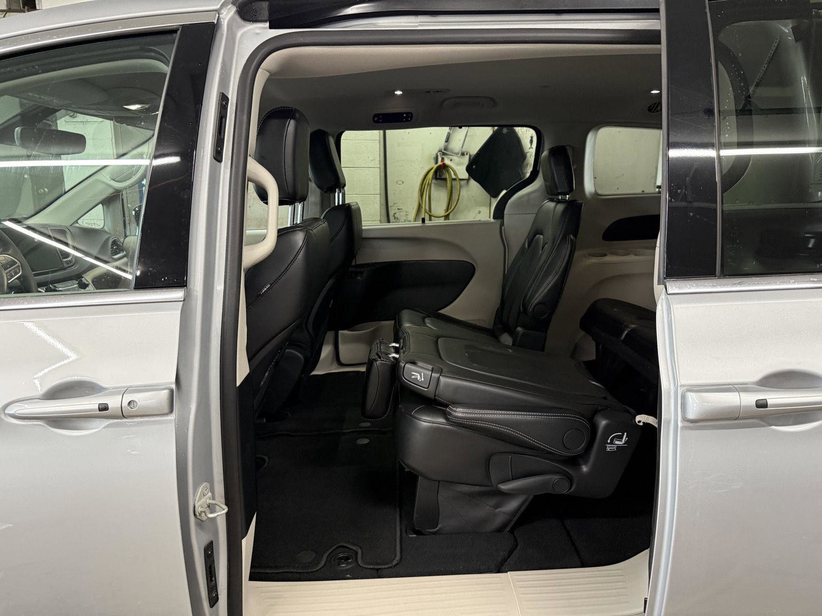 Used 2024 Chrysler Pacifica Touring-L image 21