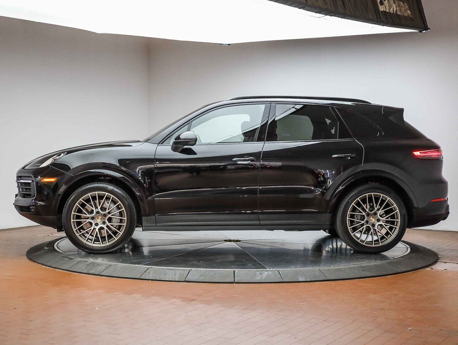 Certified 2023 Porsche Cayenne Platinum Edition image 2