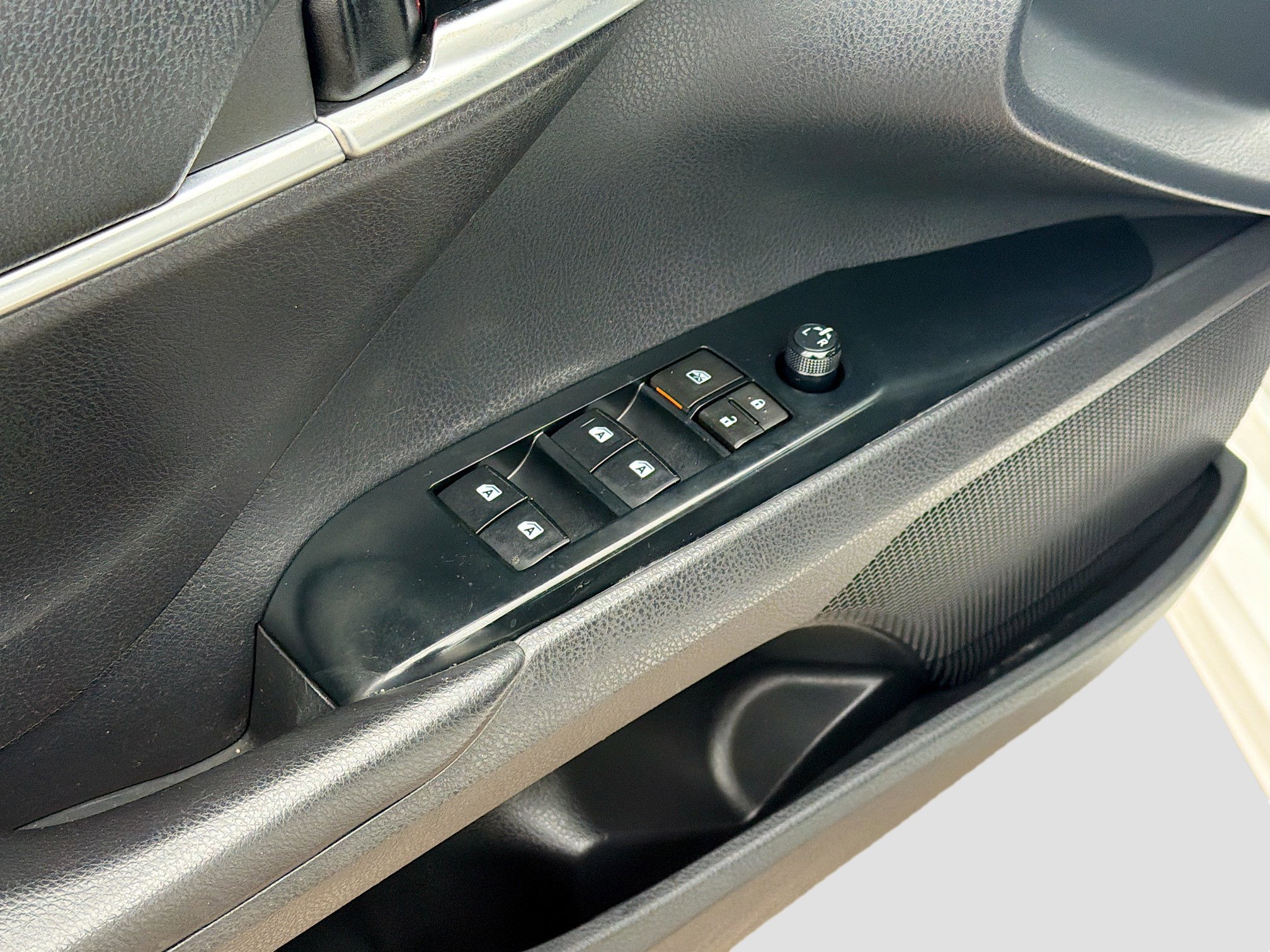 Used 2018 Toyota Camry SE w/ Moonroof Package image 15