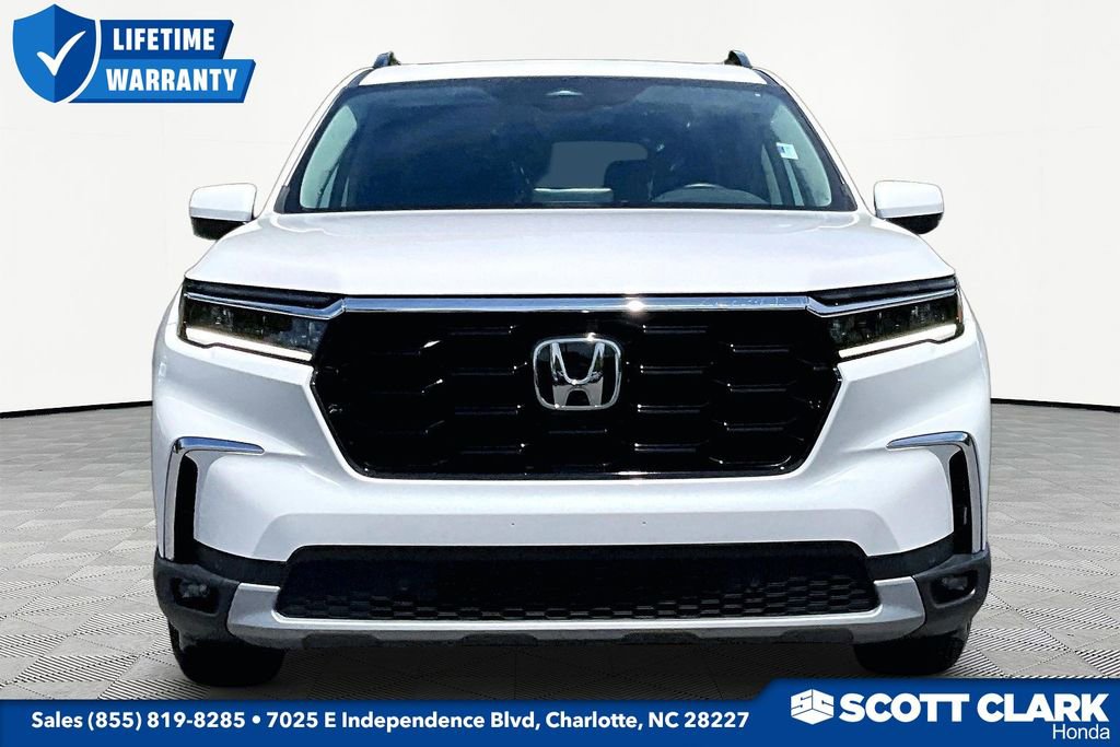 Used 2025 Honda Pilot Touring image 2