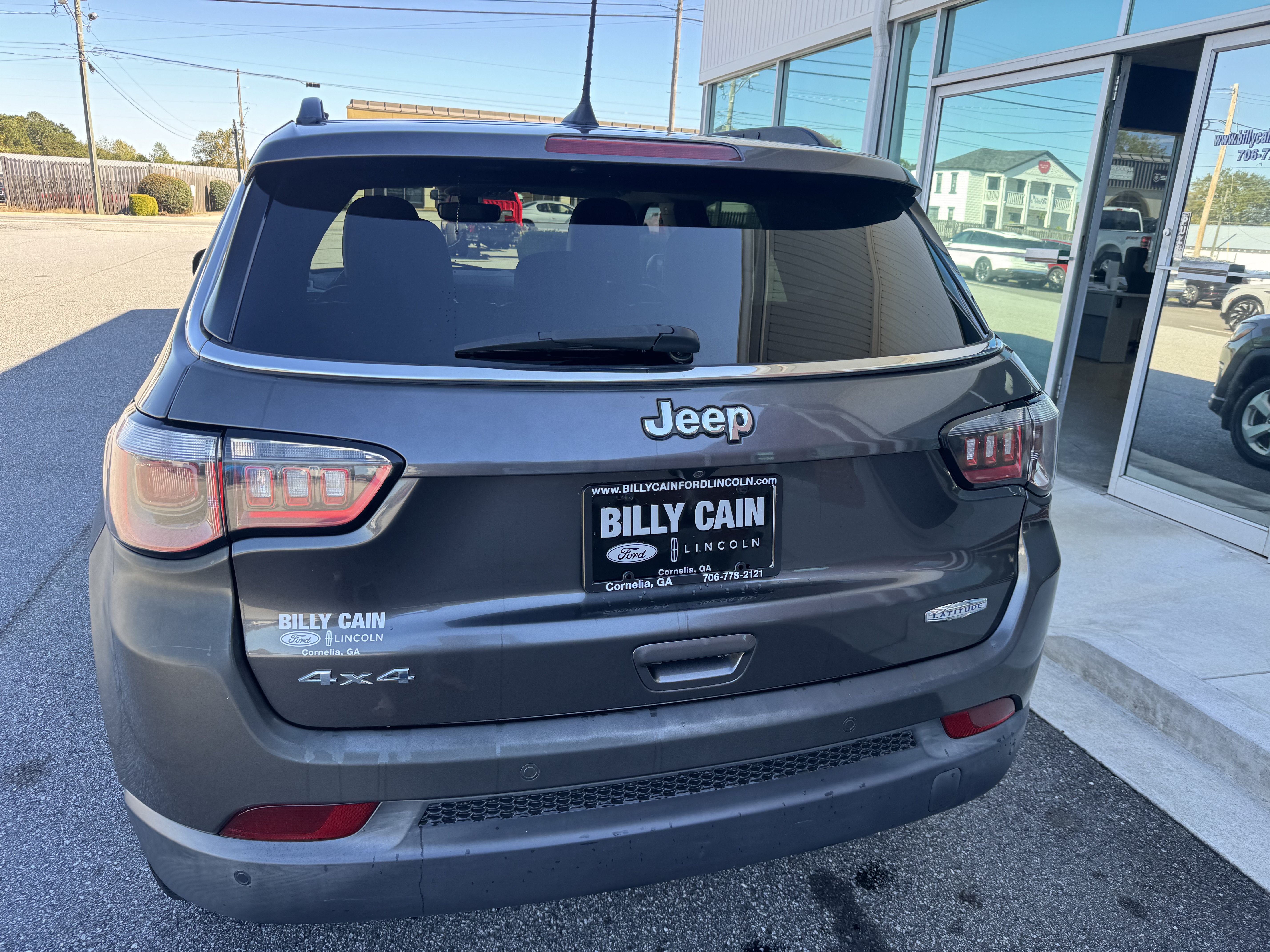 Used 2017 Jeep Compass Latitude w/ Popular Equipment Group AWD/4WD image 3