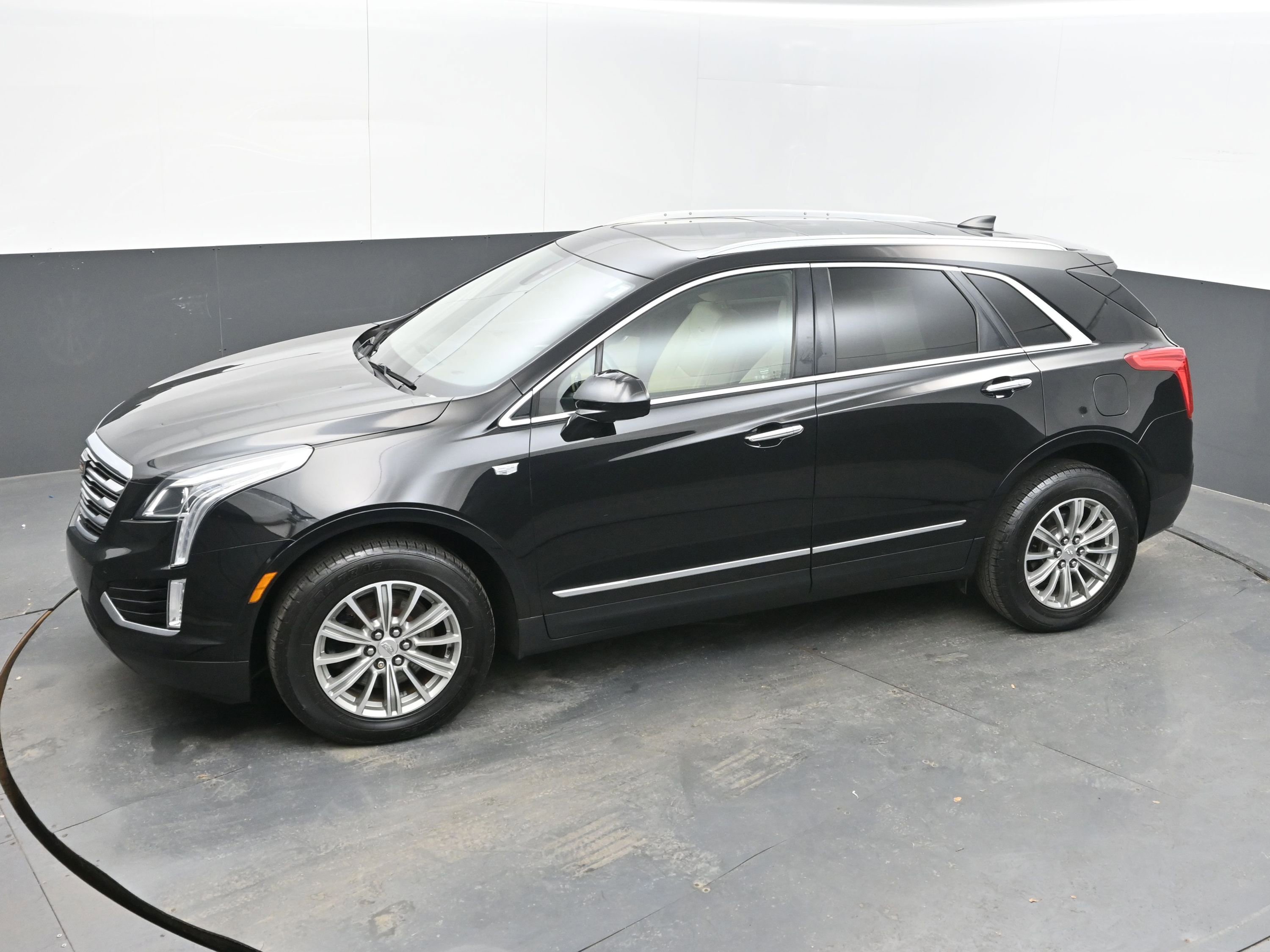 Used 2018 Cadillac XT5 Luxury w/ Driver Awareness Package image 32