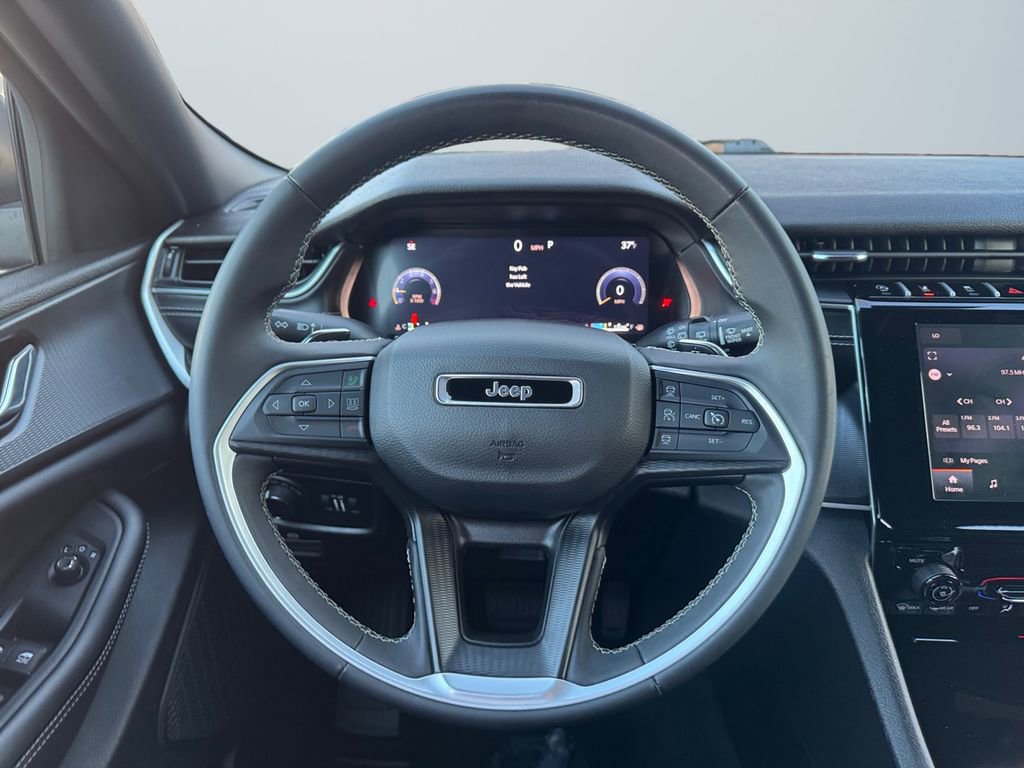 Used 2024 Jeep Grand Cherokee Laredo image 12