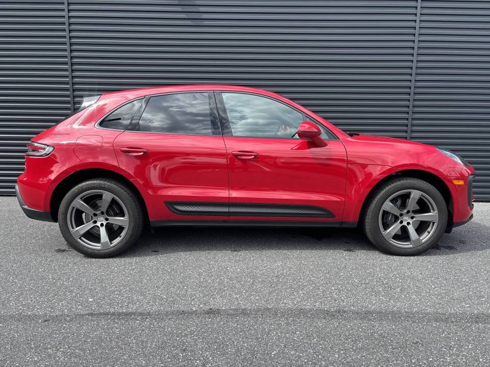 Used 2025 Porsche Macan AWD/4WD image 6
