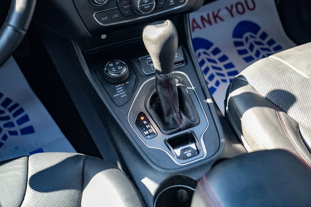 Used 2019 Jeep Cherokee Trailhawk AWD/4WD image 22