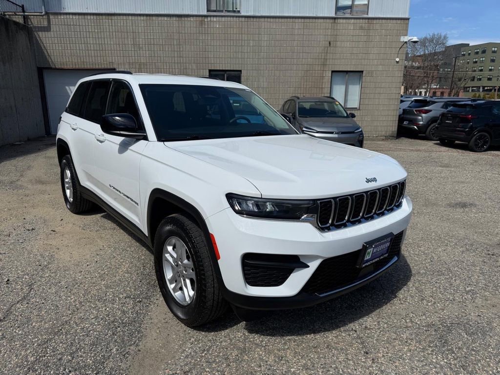 Used 2023 Jeep Grand Cherokee Laredo AWD/4WD image 9