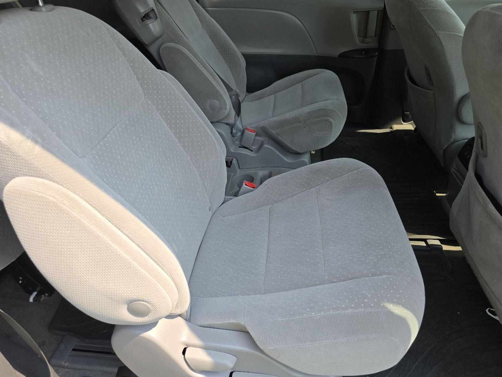Used 2018 Toyota Sienna LE FWD image 21