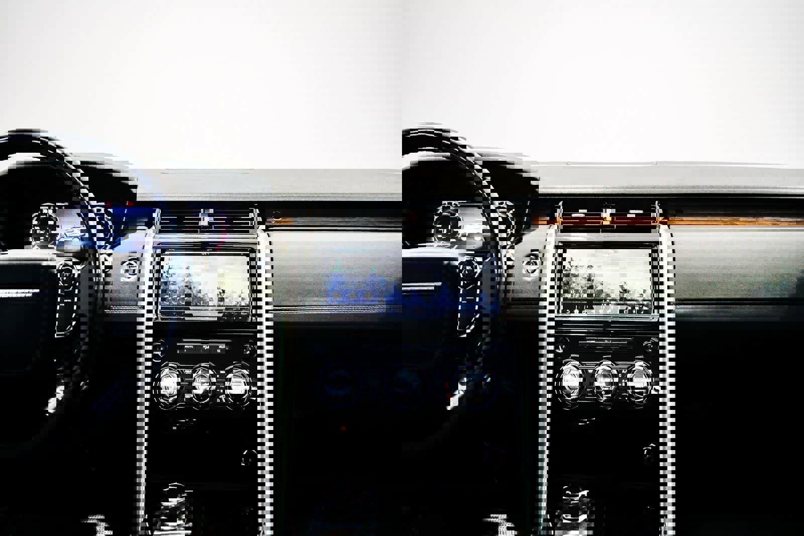 Used 2018 Land Rover Discovery HSE image 13