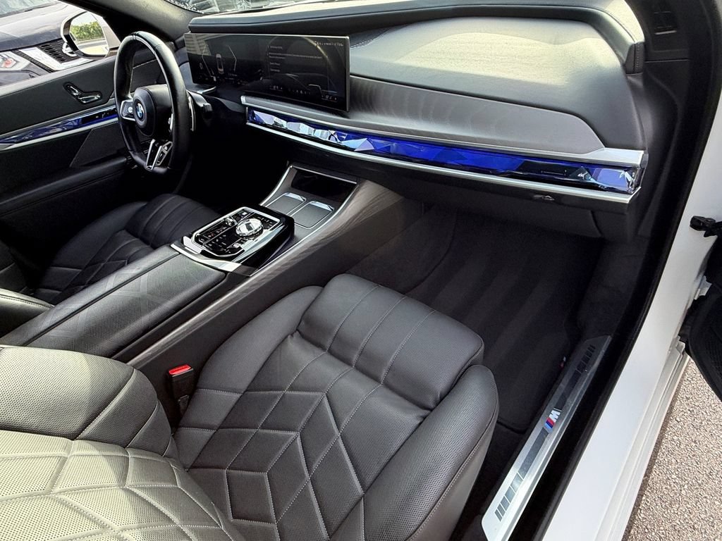 Used 2023 BMW 760i xDrive AWD/4WD image 19