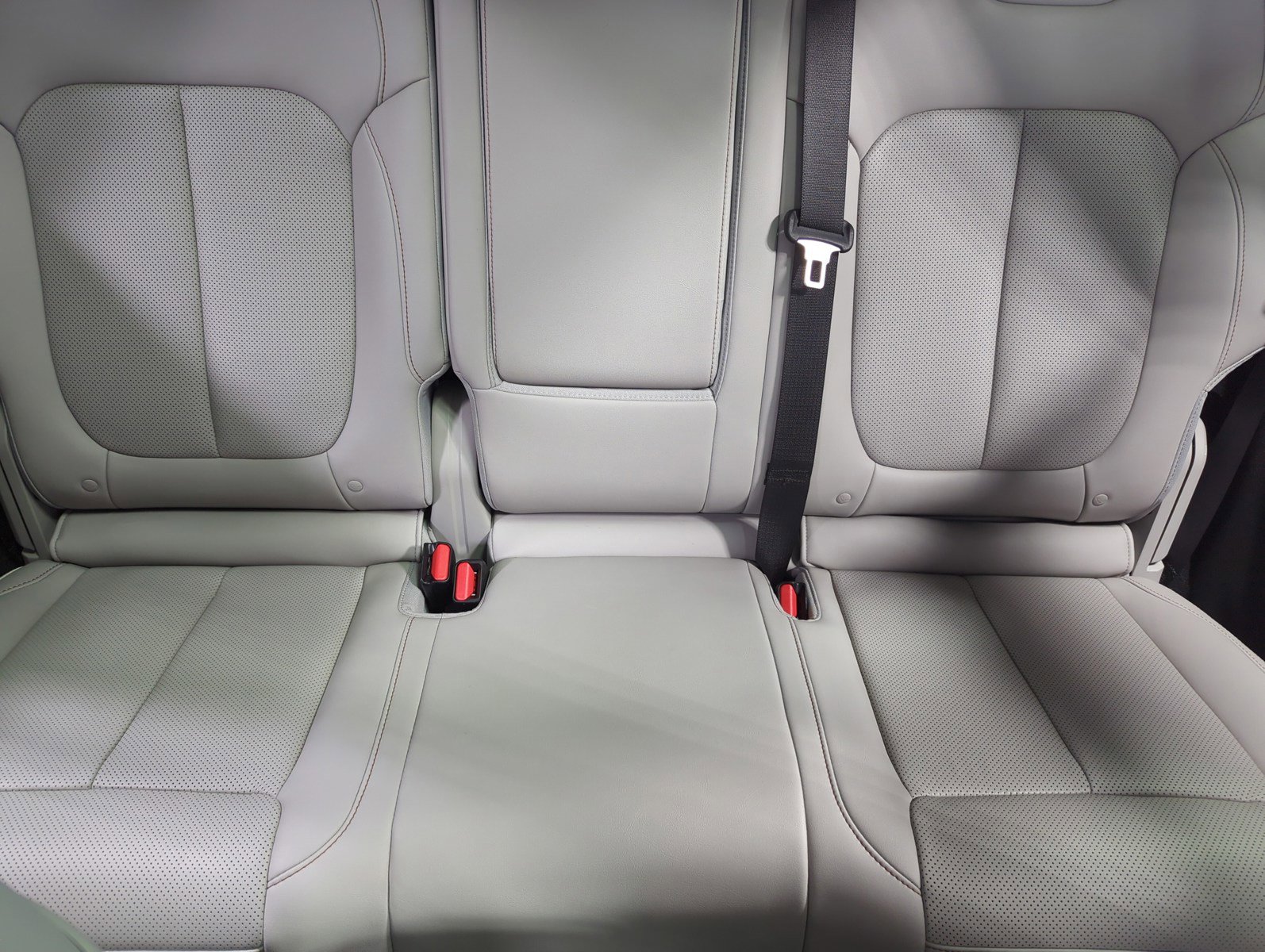 Used 2022 Jeep Grand Cherokee Overland w/ Advanced Protech Group III image 13