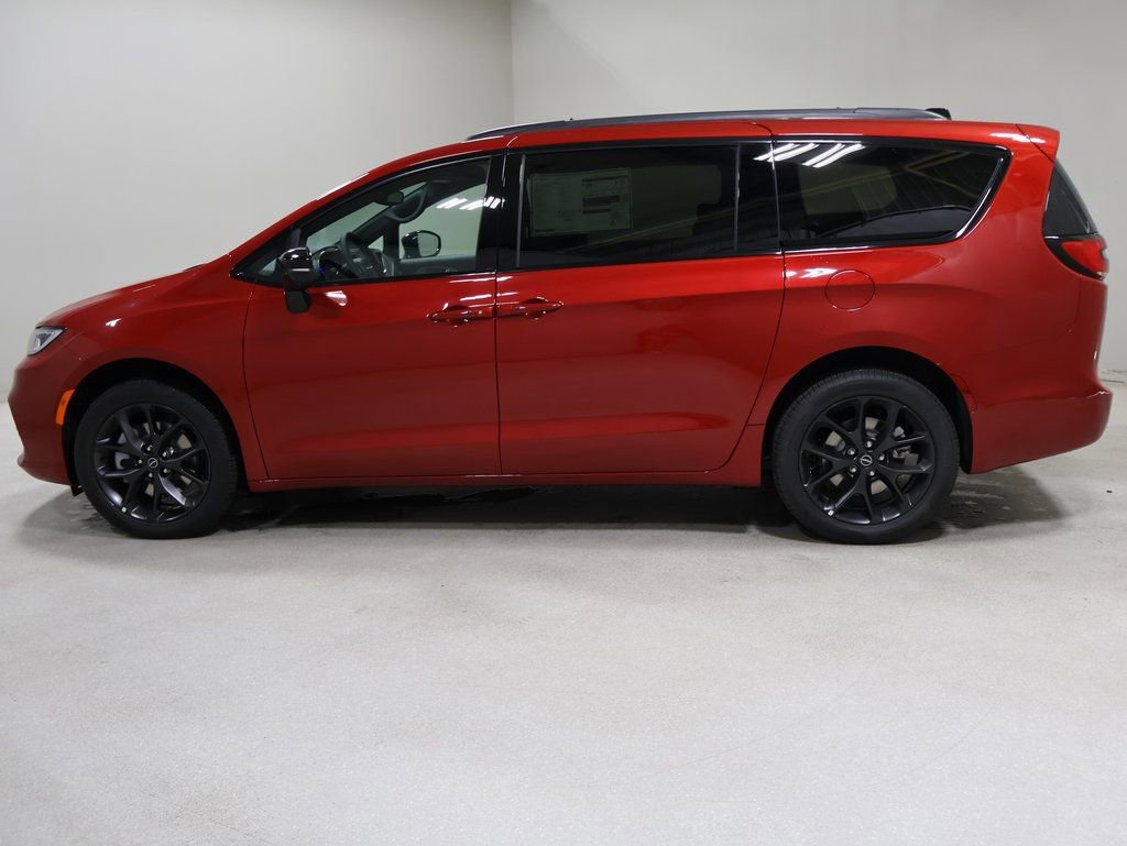 New 2026 Chrysler Pacifica Limited w/ S Appearance Package AWD/4WD image 4