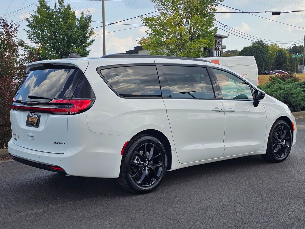 New 2026 Chrysler Pacifica Limited w/ Uconnect Theater Family Group image 5