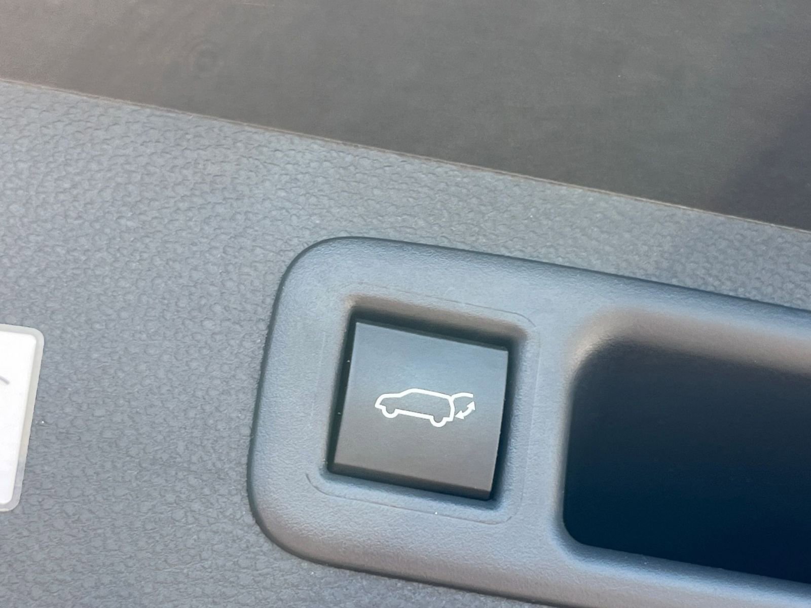 Used 2025 Toyota Highlander LE FWD image 23