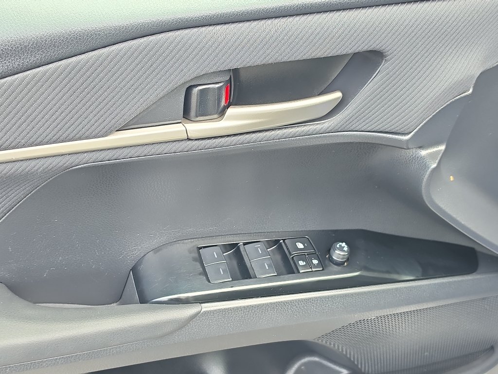 Used 2025 Toyota Camry SE FWD image 11