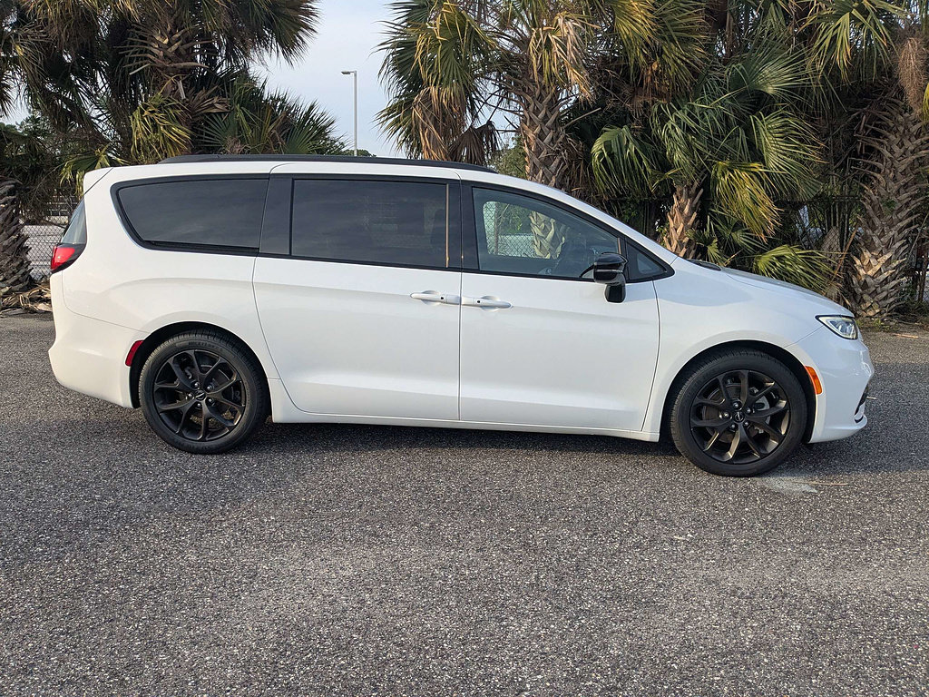 Used 2025 Chrysler Pacifica Limited FWD image 3